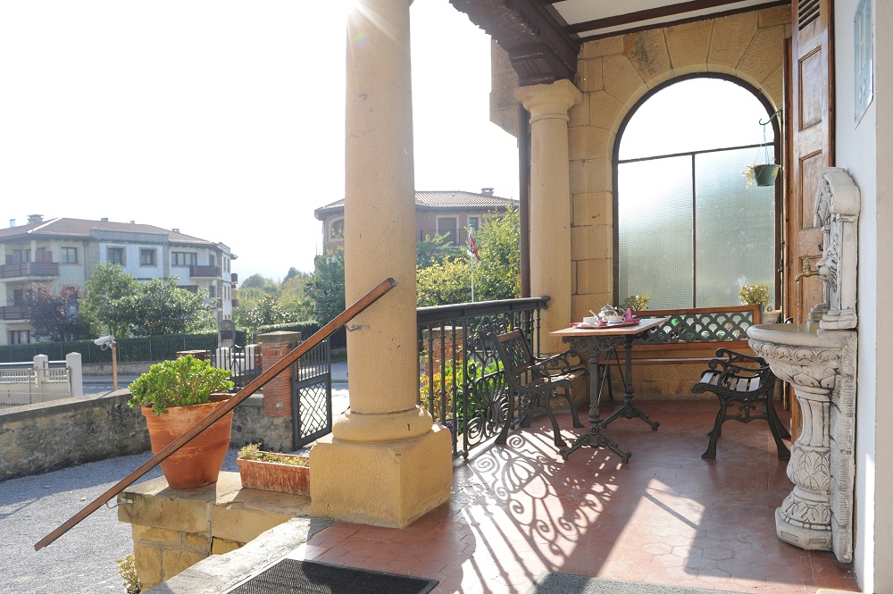 Terrasse et extérieur de l'hotel Neguri