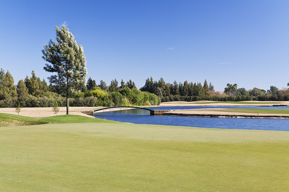 Fairway et lac sur le Real golf club de Sevilla