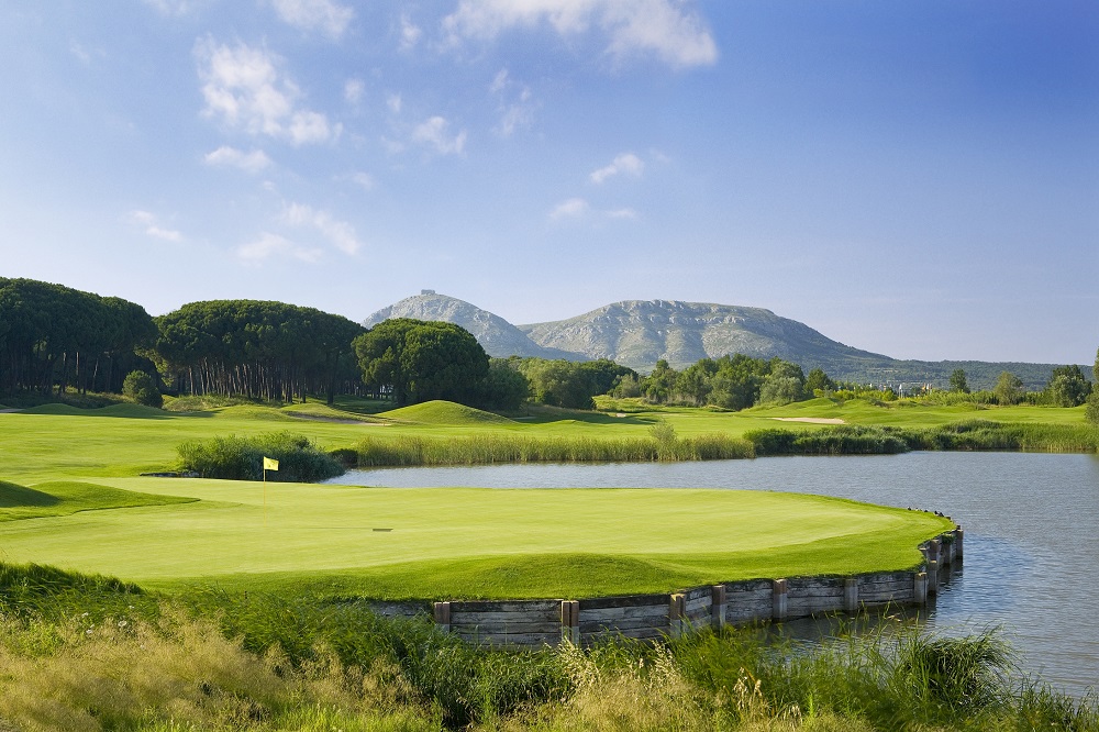 Green et fairways entourés des montagnes sur le PGA Catalunya