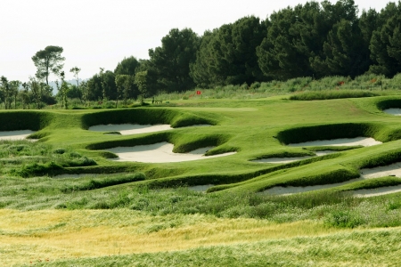 Bunkers defendant un green du PGA Catalunya