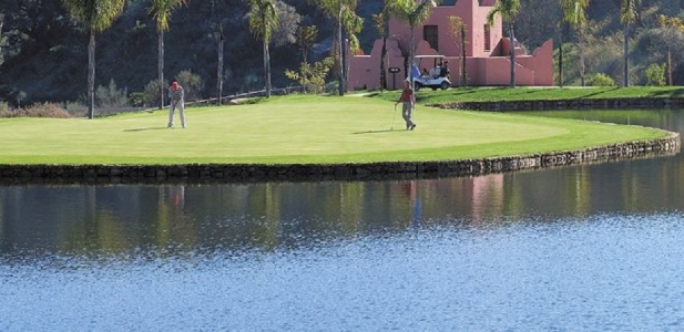 Golfeurs sur le green du golf Los Flamingos