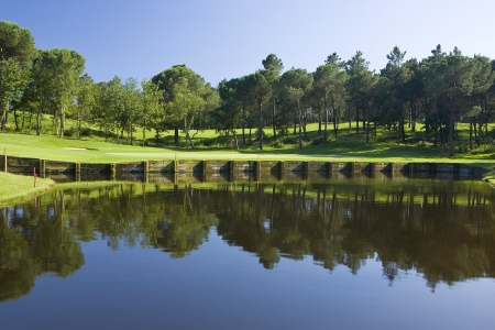 Grand étang devant un green sur le PGA Catalunya Course