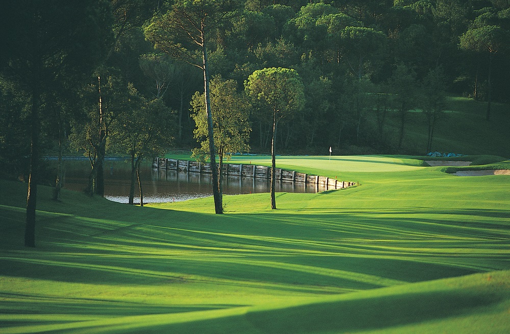 Les arbres et le fairway du  golf le PGA Catalunya Stadium Course.
