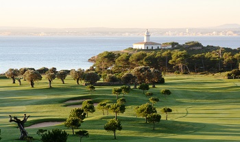 Vue sur le parcours de Alcanada et sur le phare
