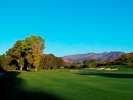 Rough, fairway, arbres et bunkers sur le parcours